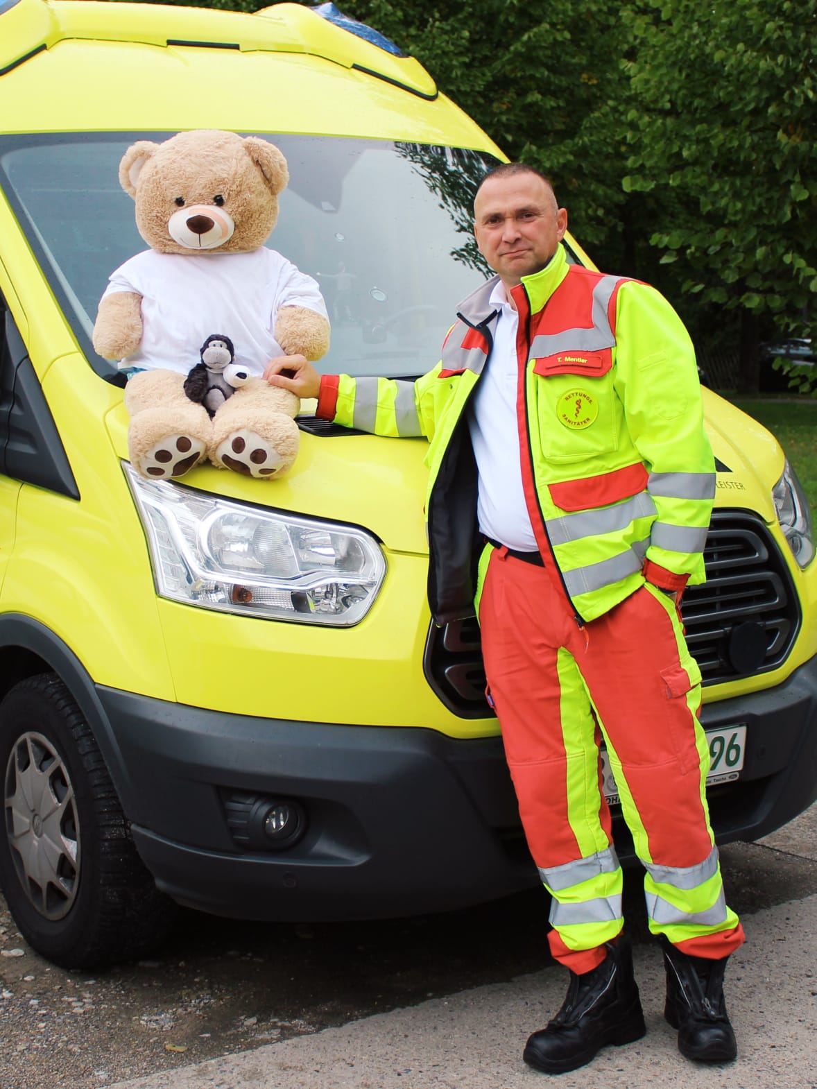 Tom Mentler mit dem Teddybär-Maskottchen im Krankenwagen